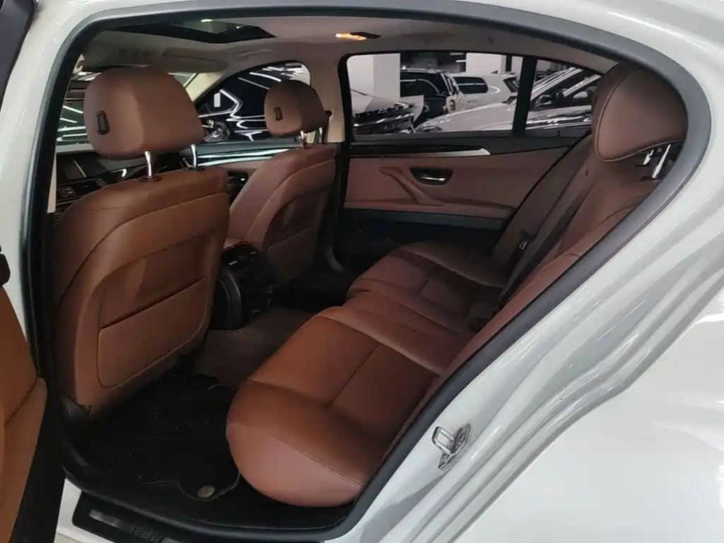 BMW 5 Series — миниатюра 17