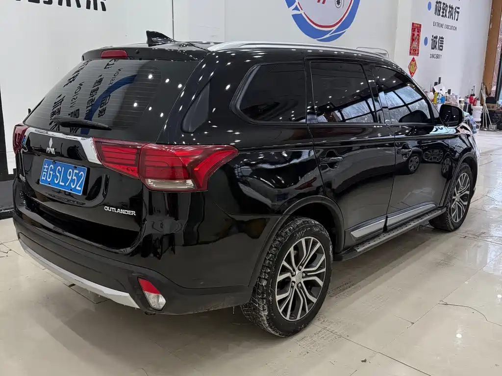 MITSUBISHI OUTLANDER