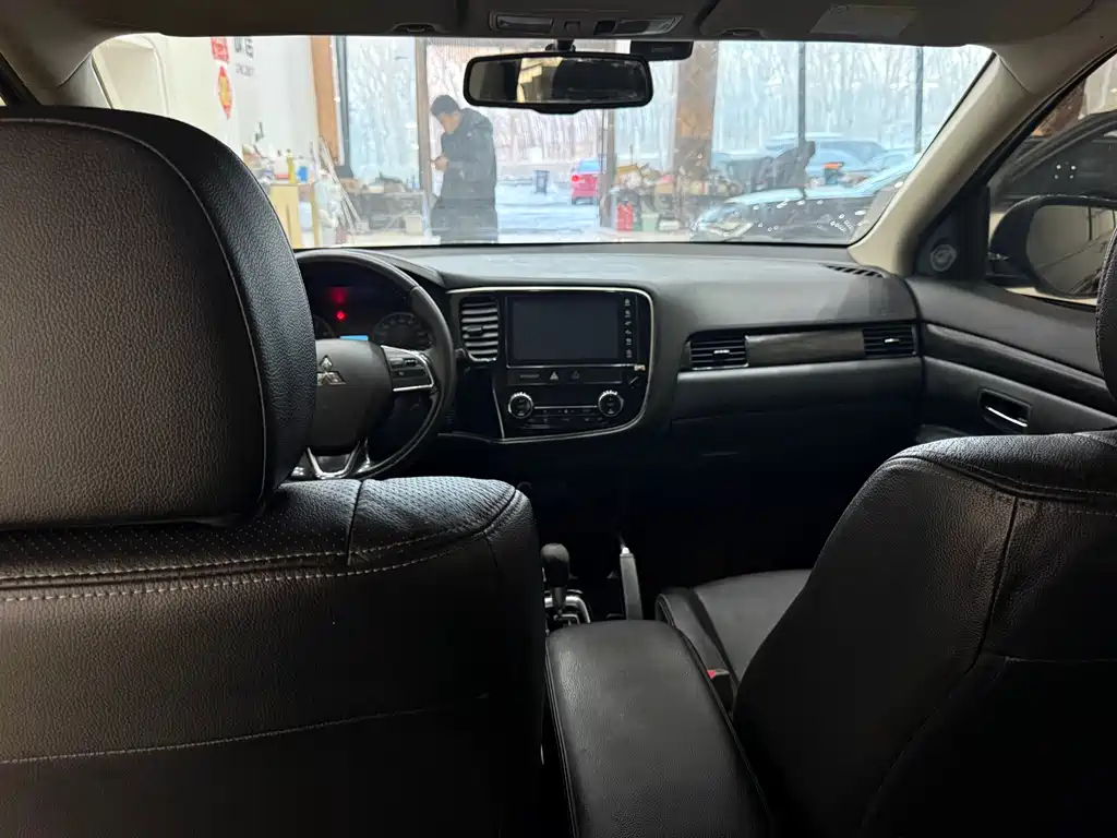 MITSUBISHI OUTLANDER