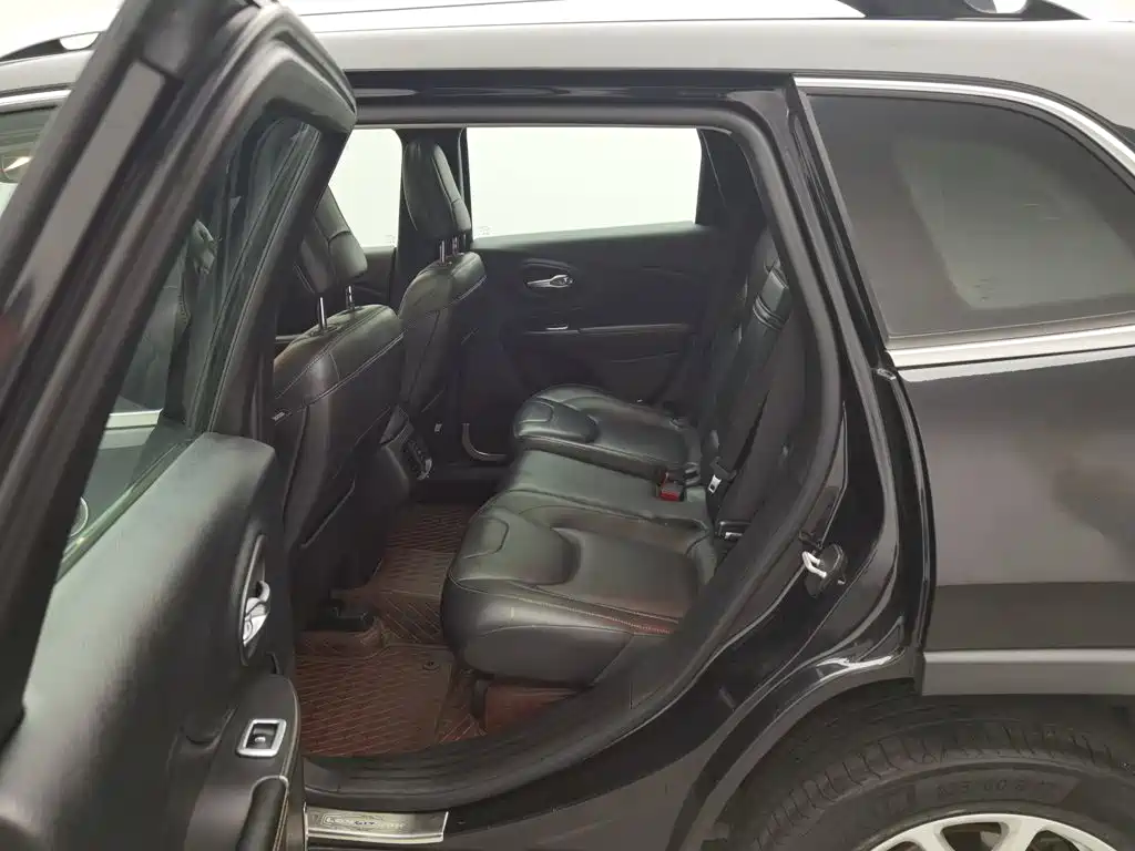 Jeep Cherokee — миниатюра 15