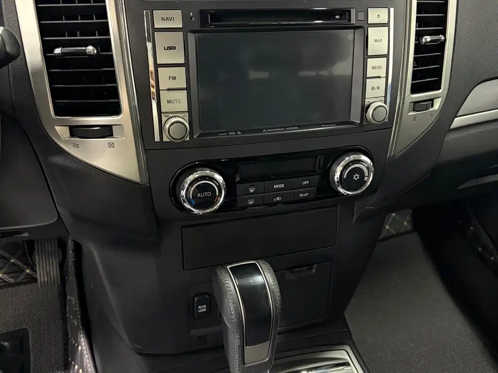 Mitsubishi Pajero (Import) — миниатюра 10