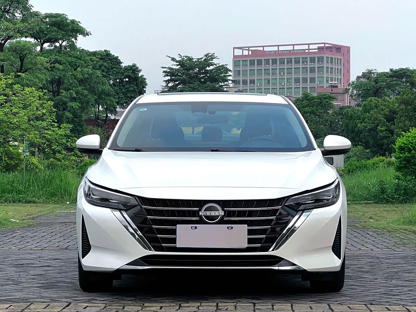 Nissan Sylphy 1.6 л 2024 г. Белый, пробег 40000 км