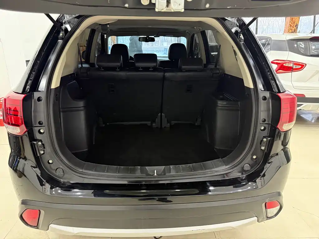 MITSUBISHI OUTLANDER