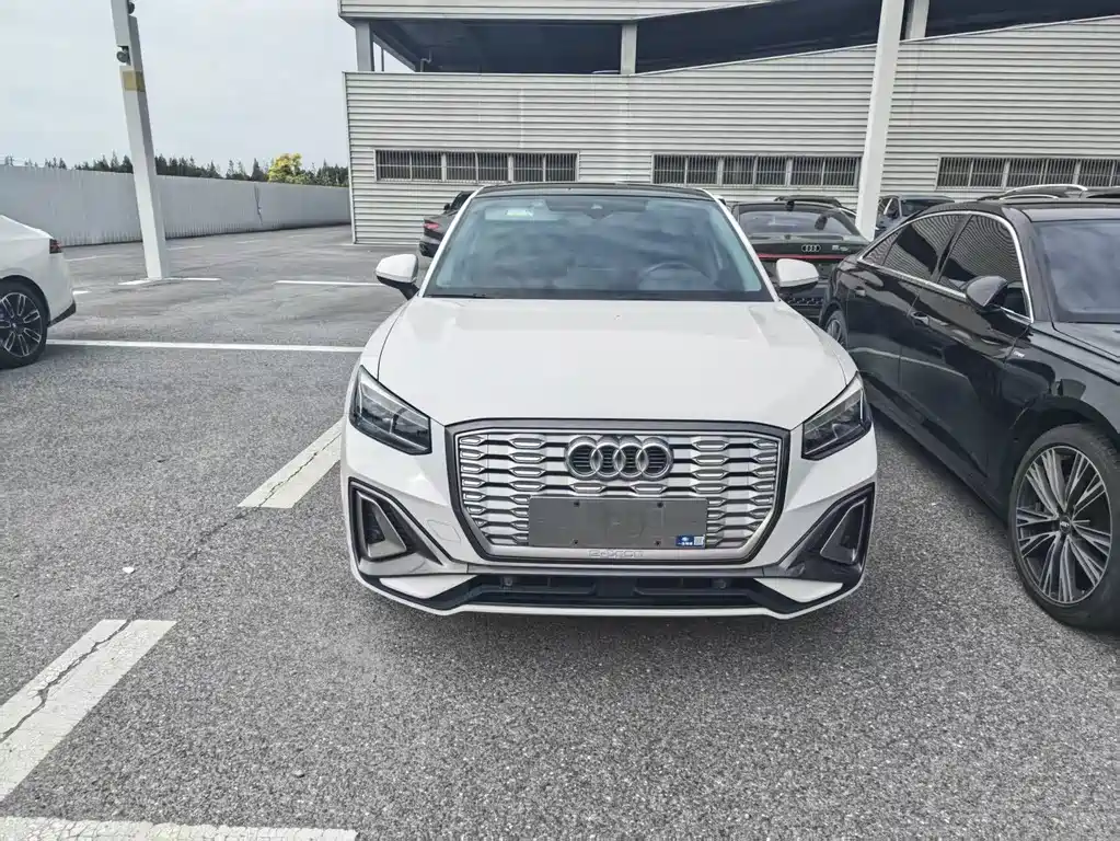 Audi Q2L e-tron — миниатюра 2