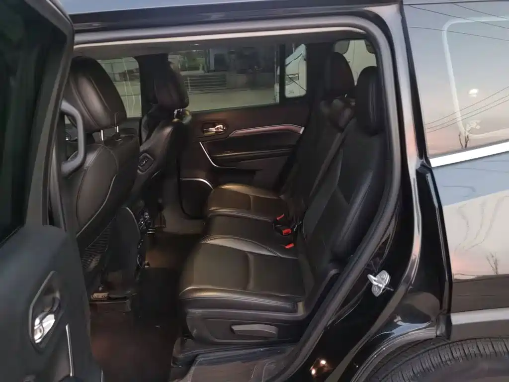 Jeep Commander — миниатюра 13