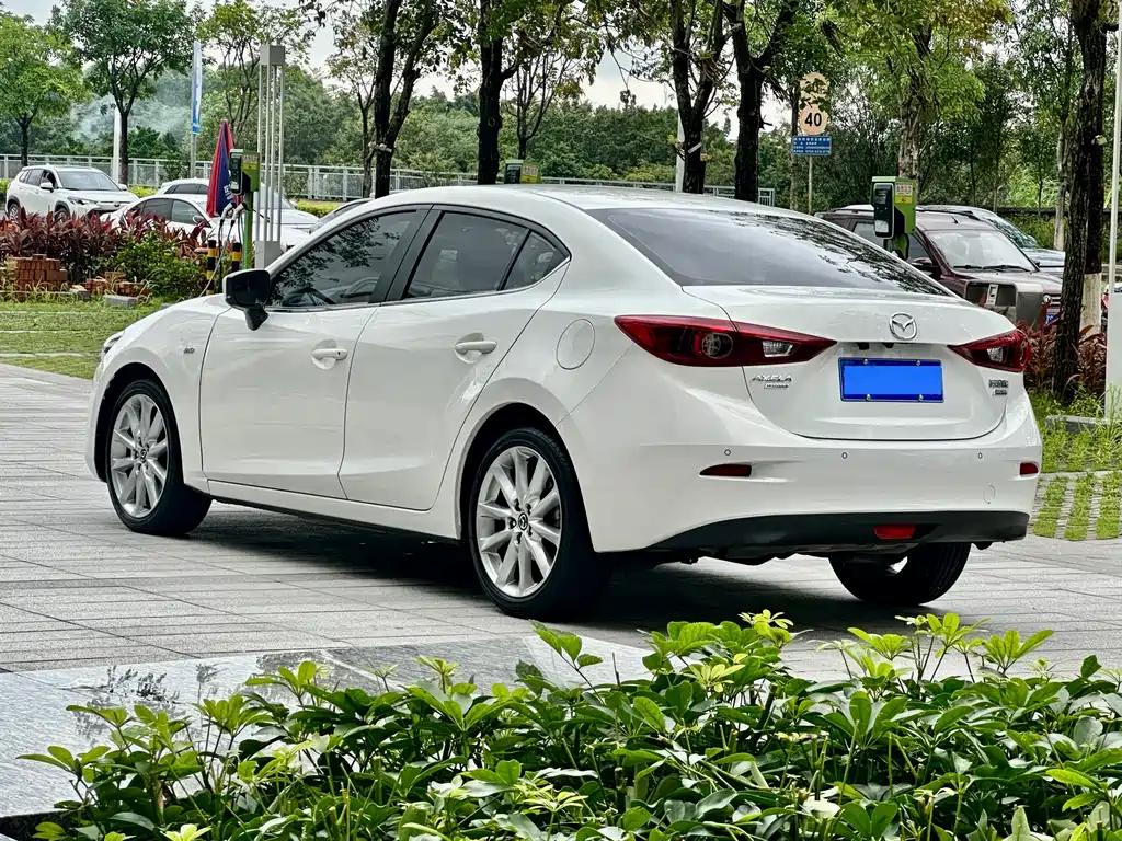 Mazda Mazda3 3 2017 2.0L AT Luxury V