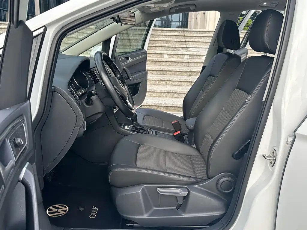 Volkswagen Golf · 2018 230TSI AT
