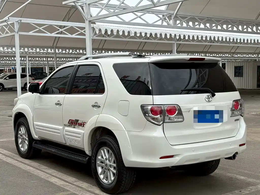 Toyota Fortuner — миниатюра 7