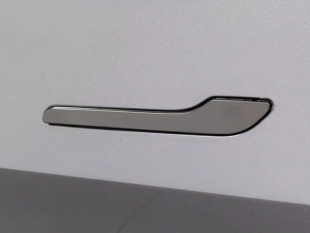 Tesla Model 3 — миниатюра 18