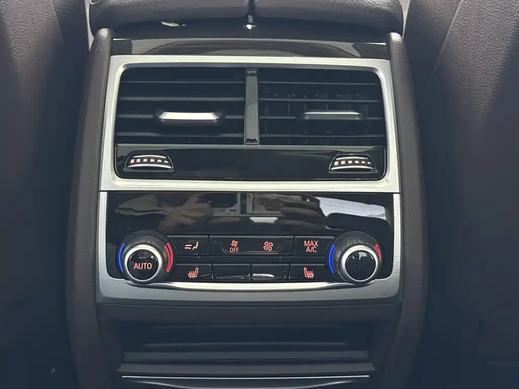 BMW 7 Series — миниатюра 13