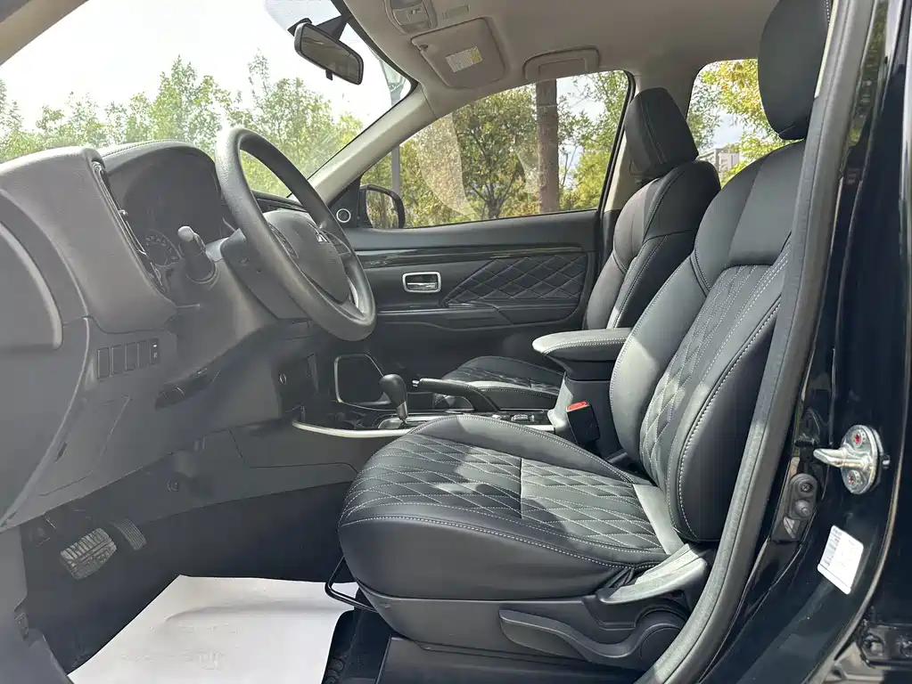 Mitsubishi Outlander — миниатюра 8