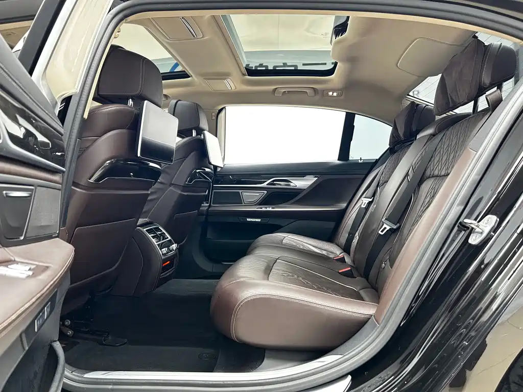 BMW 7 Series — миниатюра 13