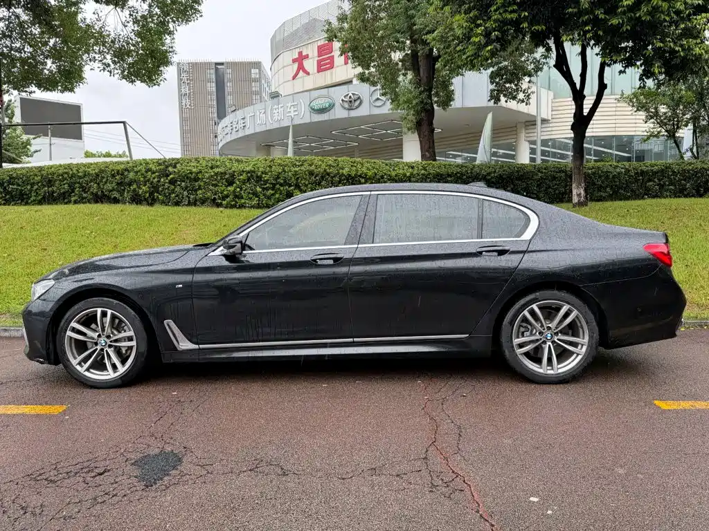 BMW 7 Series — миниатюра 3