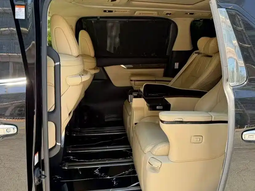 Toyota Alphard — миниатюра 7