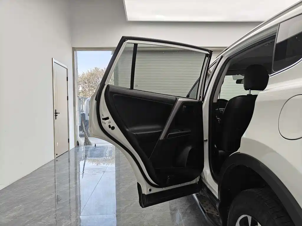 Toyota RAV4 — миниатюра 10