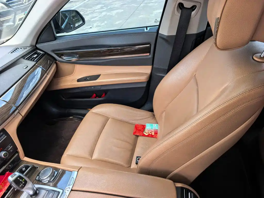 BMW 7 Series — миниатюра 11