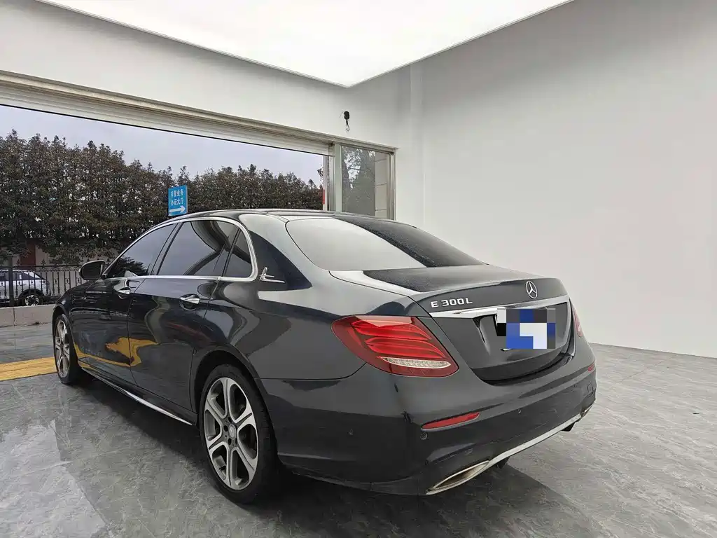 Mercedes-Benz E-Class — миниатюра 5