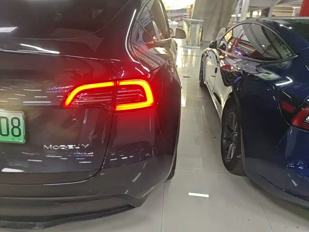Tesla Model Y — миниатюра 8