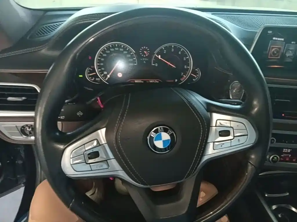 BMW 7 Series — миниатюра 11