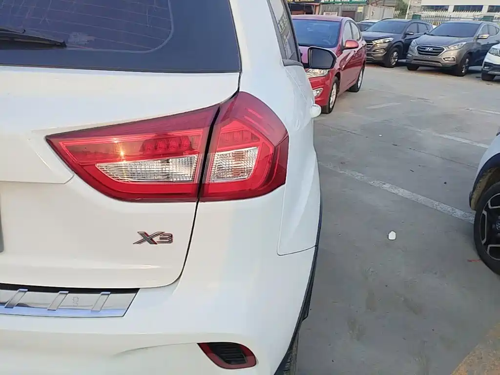Geely Vision X3 — миниатюра 8