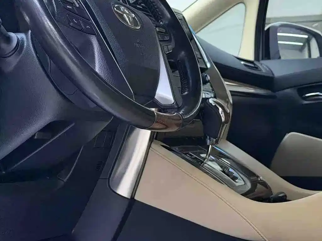 Toyota Alphard — миниатюра 8