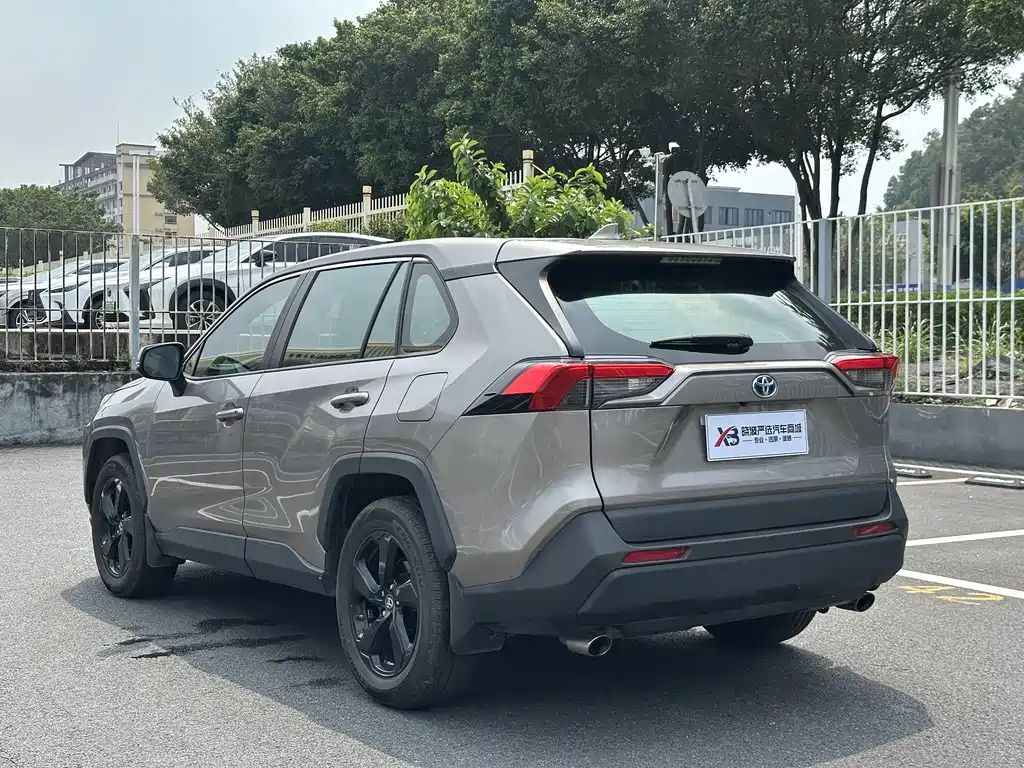 Toyota RAV4 — миниатюра 5