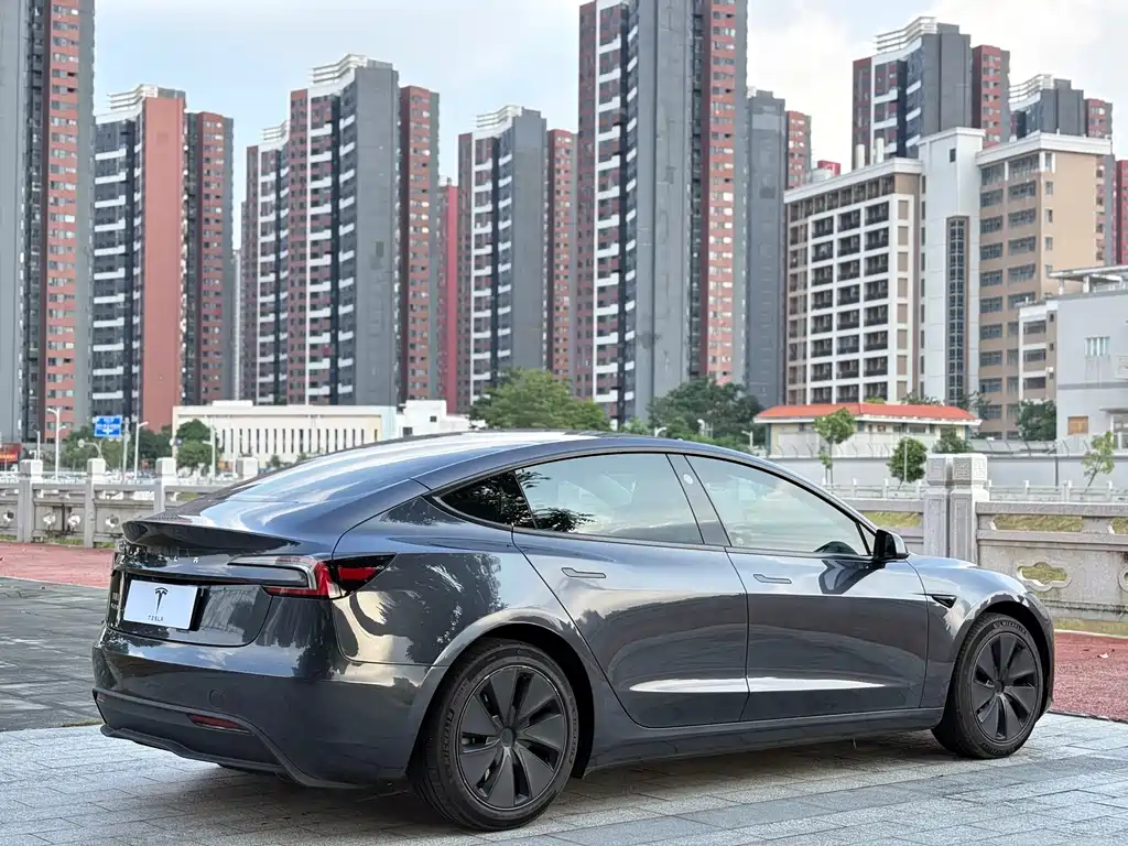 Tesla Model 3 — миниатюра 9
