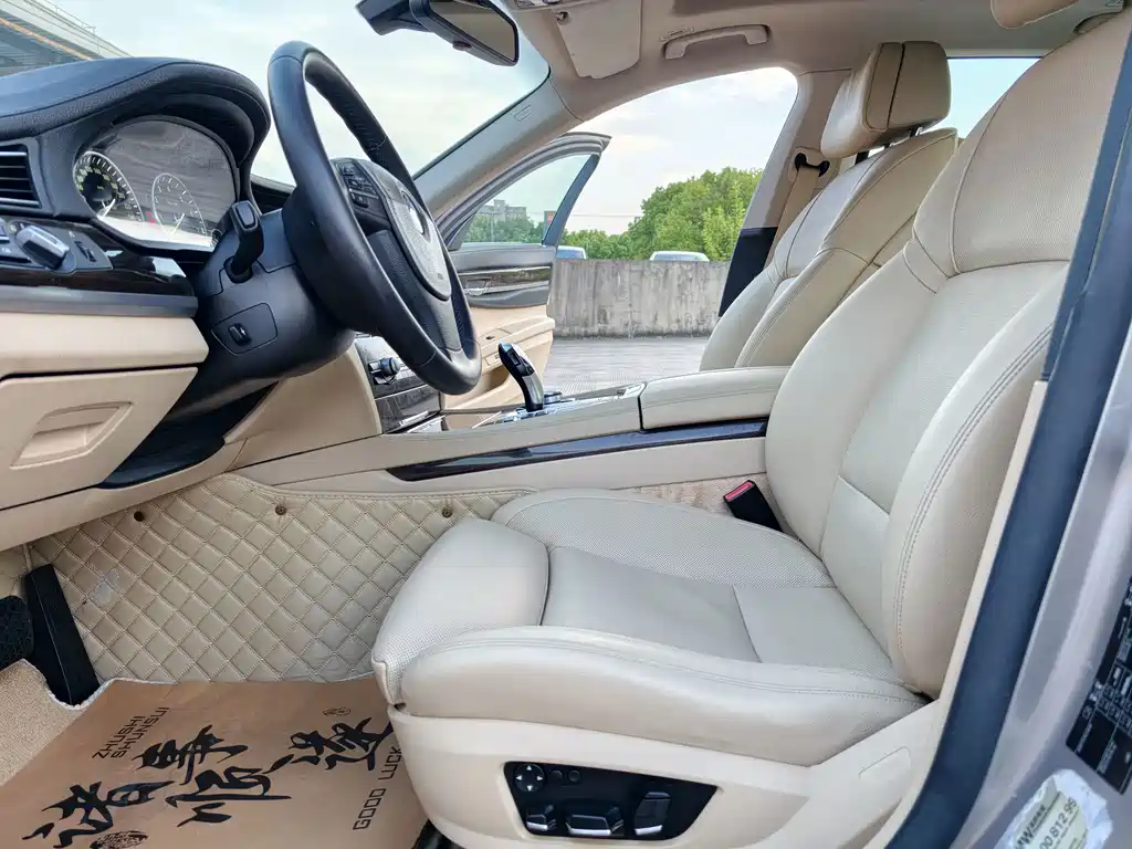 BMW 7 Series — миниатюра 7
