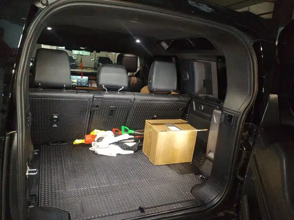 Land Rover Defender — миниатюра 9