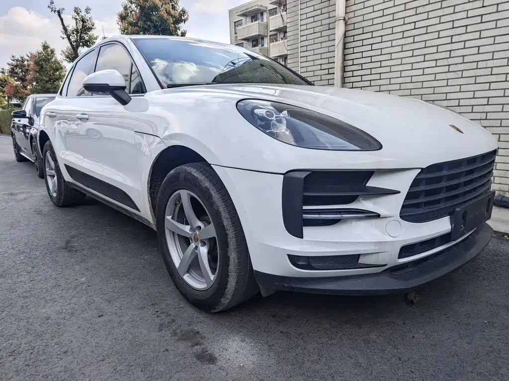 PORSCHE MACAN