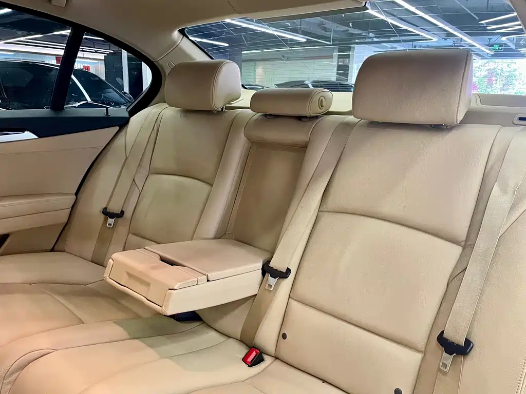 BMW 5 Series — миниатюра 8