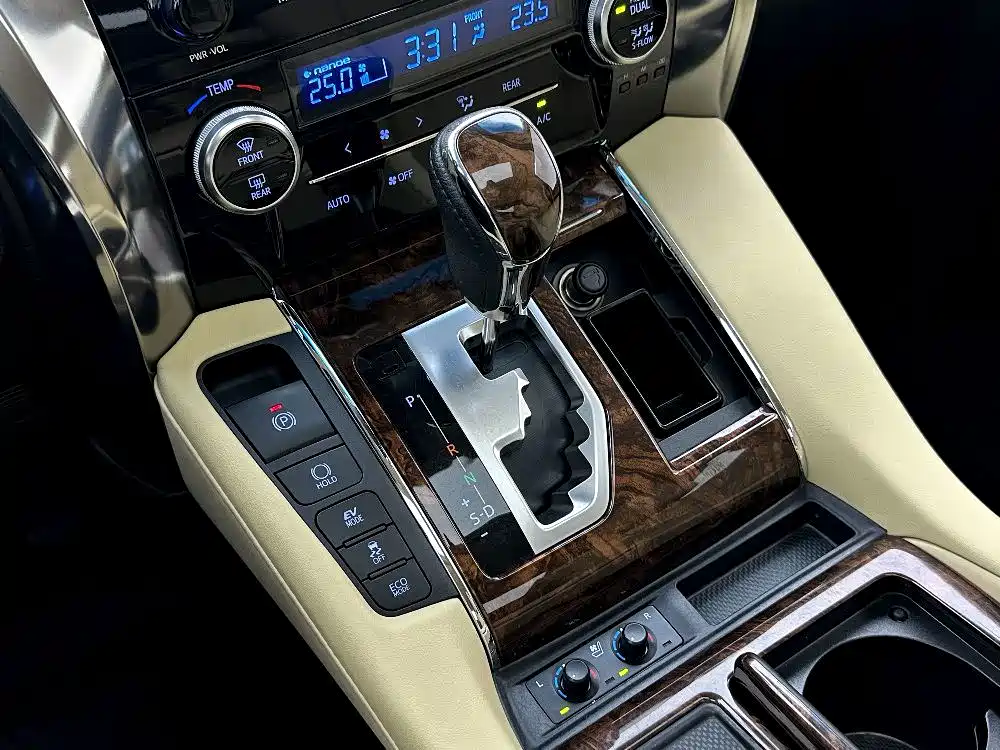 Toyota Alphard — миниатюра 17