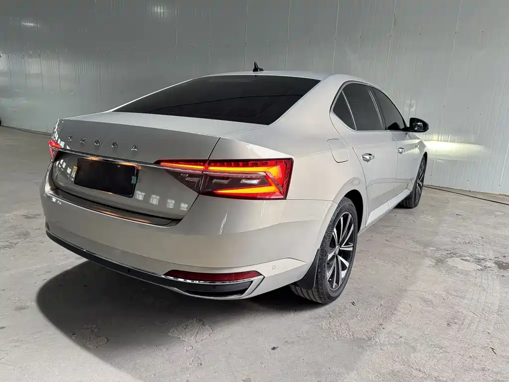 Skoda Superb — миниатюра 5
