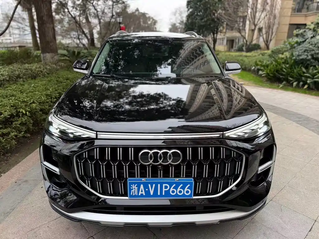 AUDI Q6
