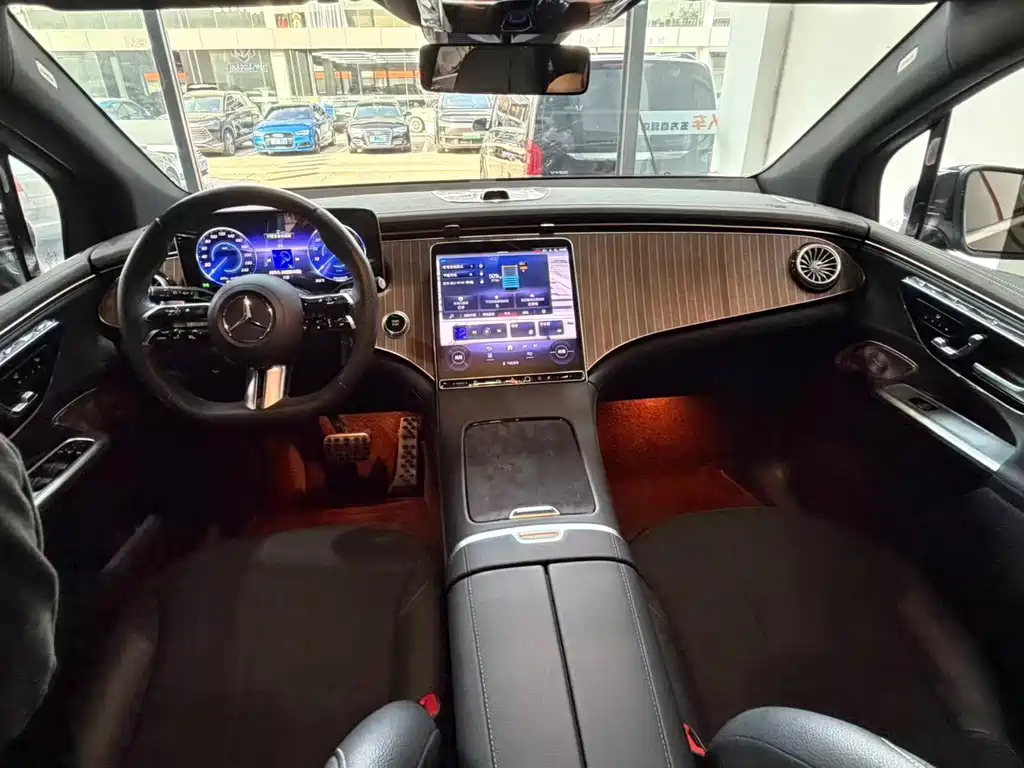 Mercedes-Benz EQE SUV — миниатюра 16