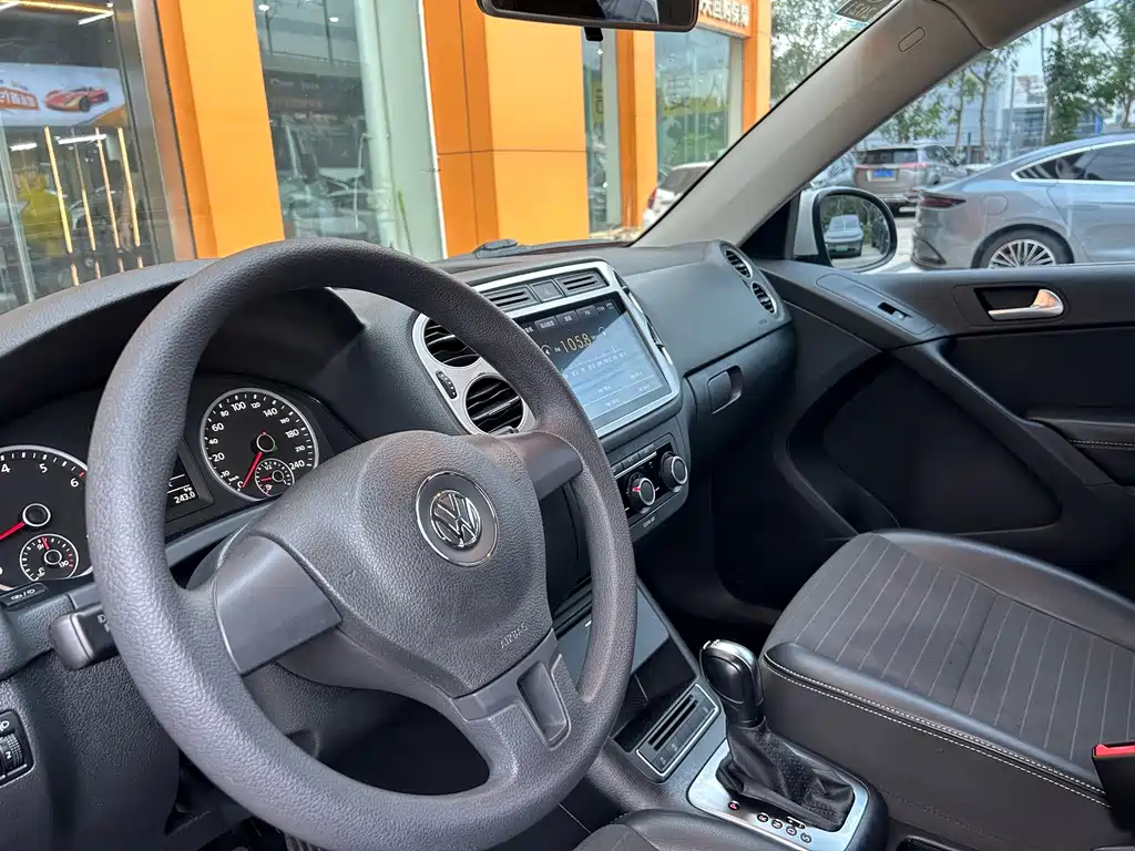 VOLKSWAGEN TIGUAN