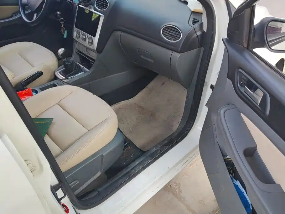 Ford Focus 2013 1.8L MT