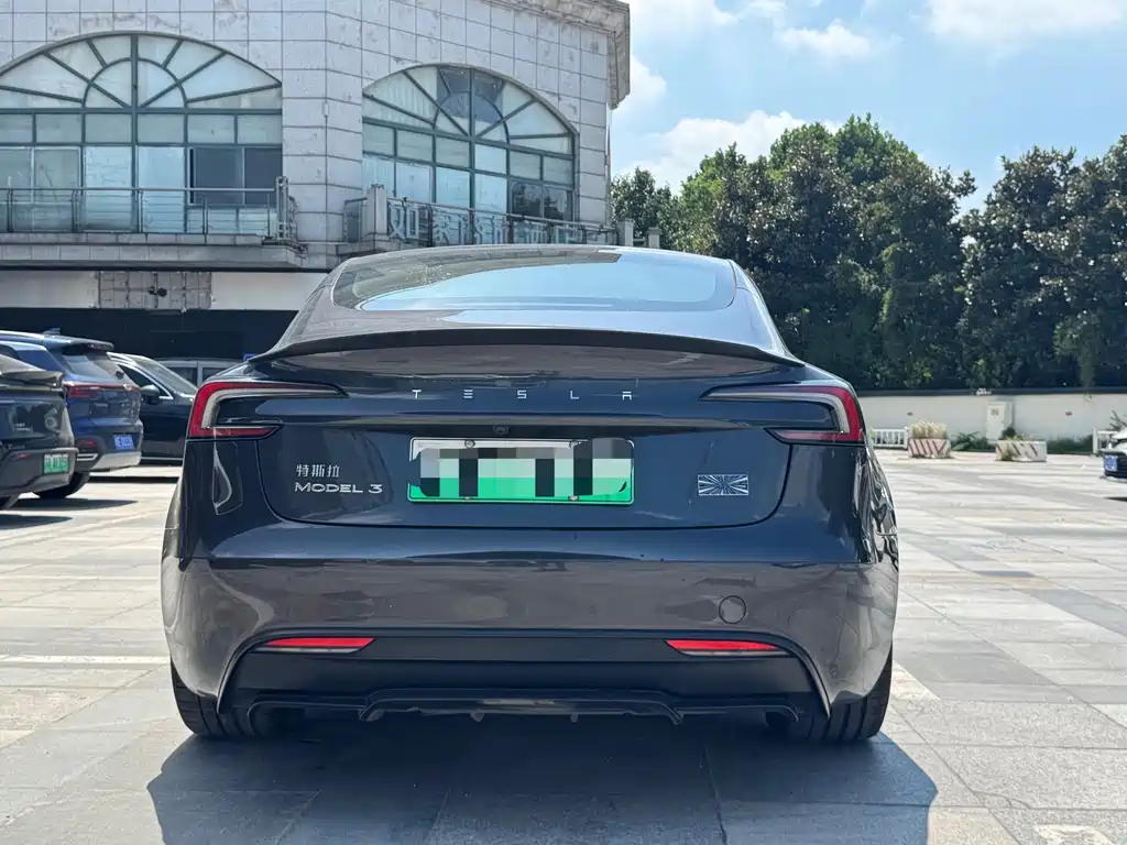 Tesla Model 3 — миниатюра 4