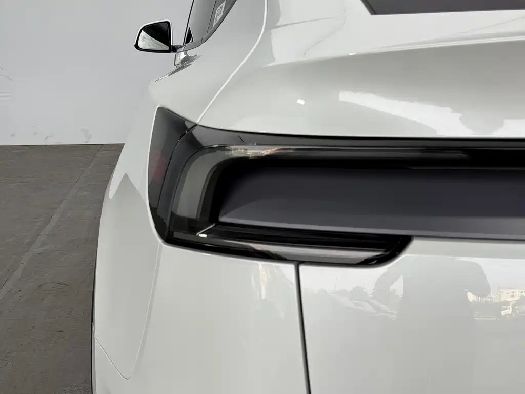 Tesla Model Y — миниатюра 13