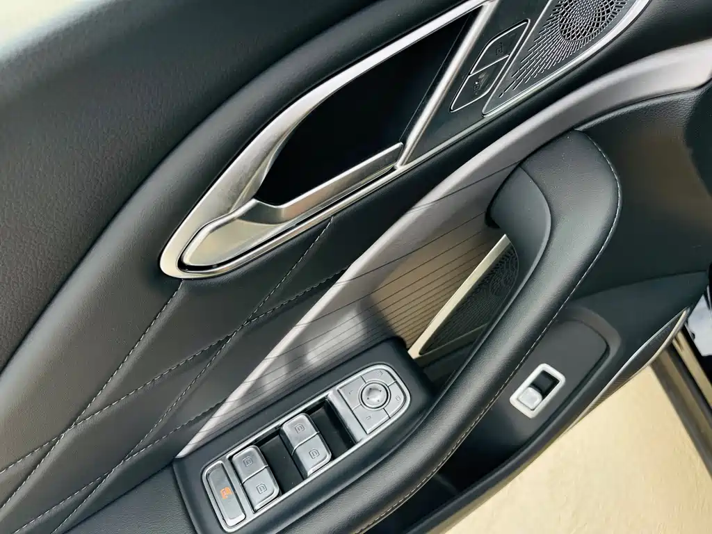 Hongqi Hongqi HS7 PHEV — миниатюра 8
