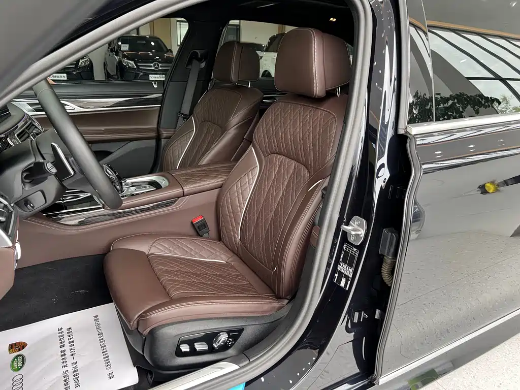 BMW 7 Series — миниатюра 8