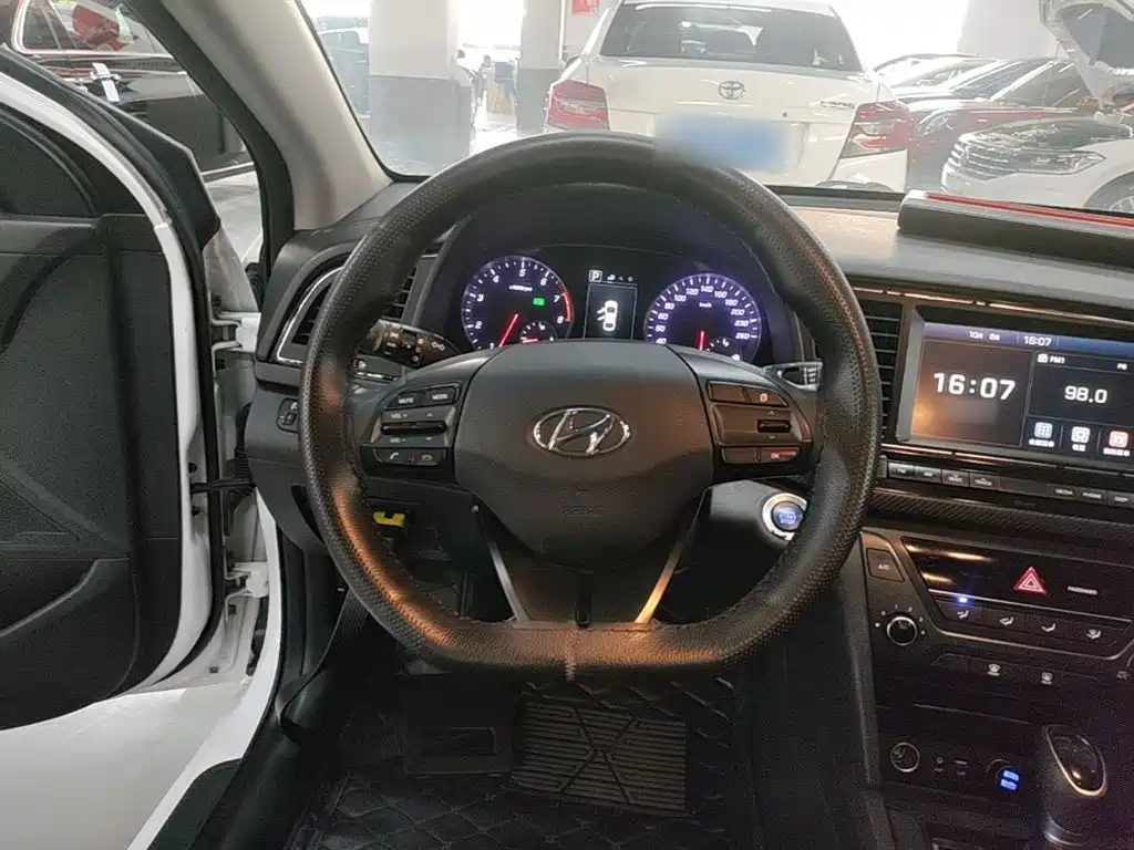 Hyundai Elantra — миниатюра 11