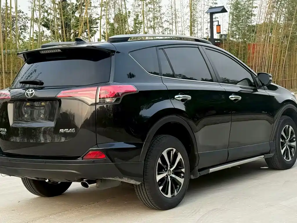 Toyota RAV4 — миниатюра 7