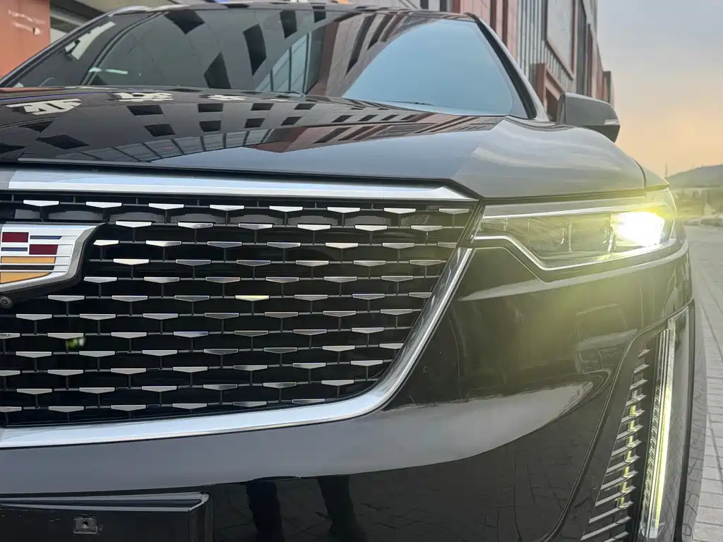 CADILLAC XT6