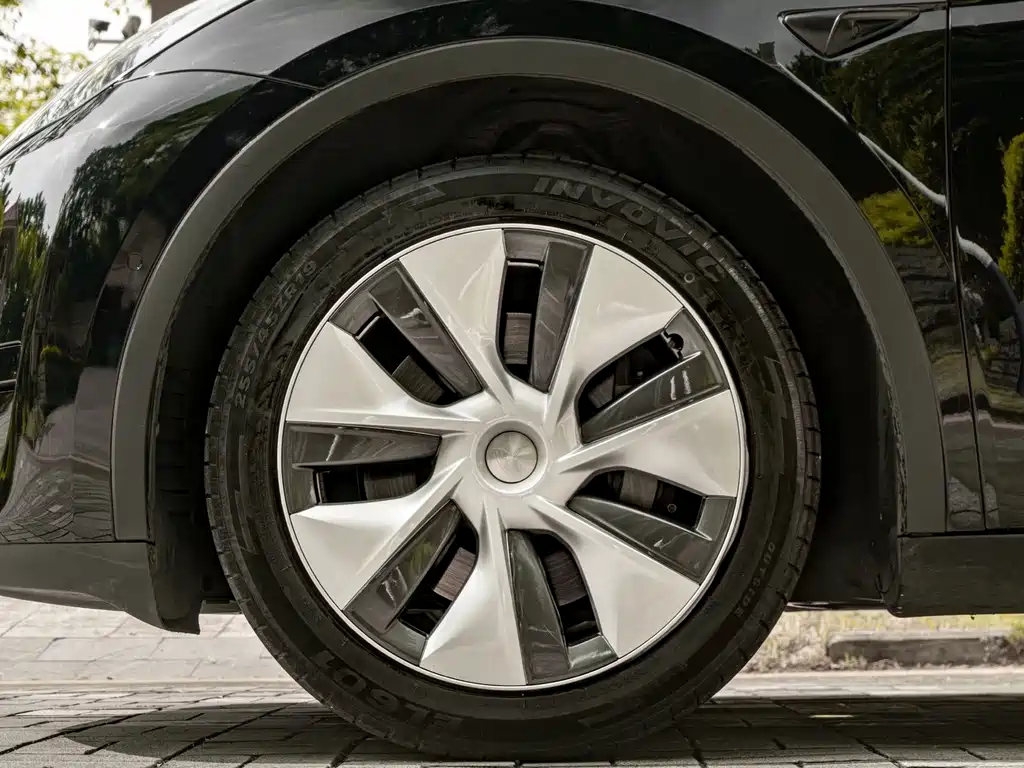 Tesla Model Y — миниатюра 18
