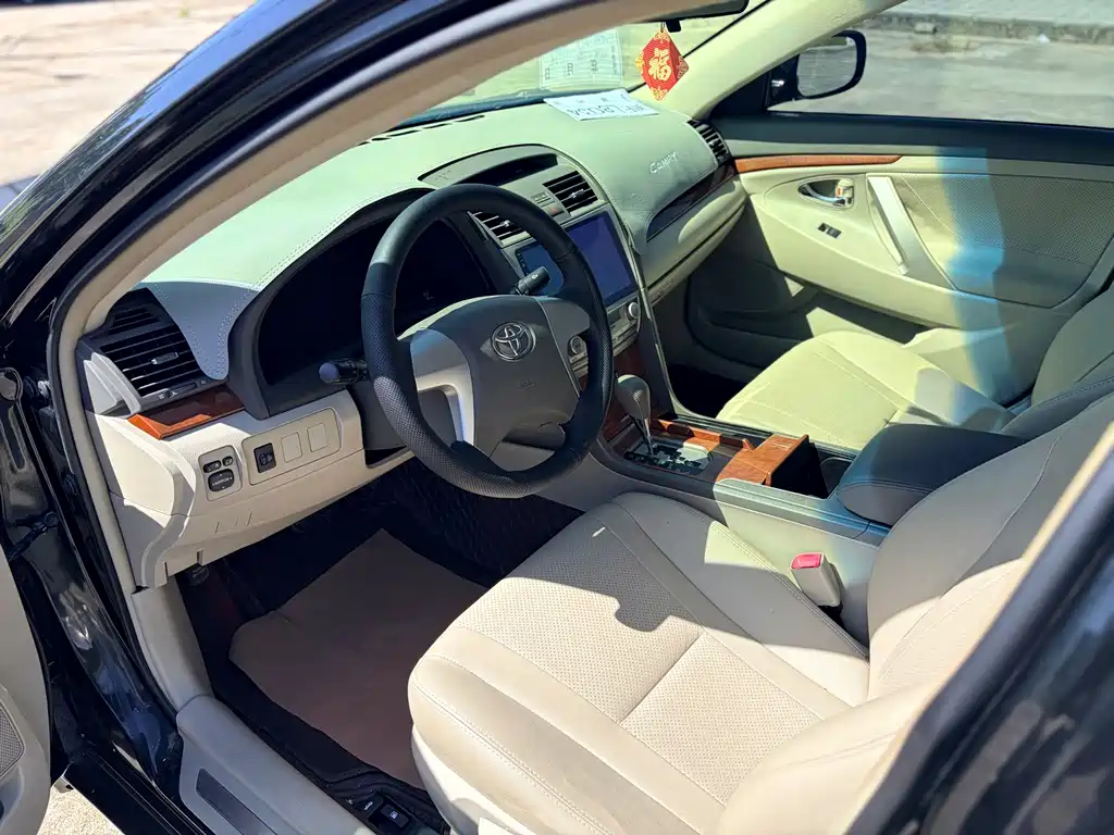 Toyota Camry — миниатюра 6