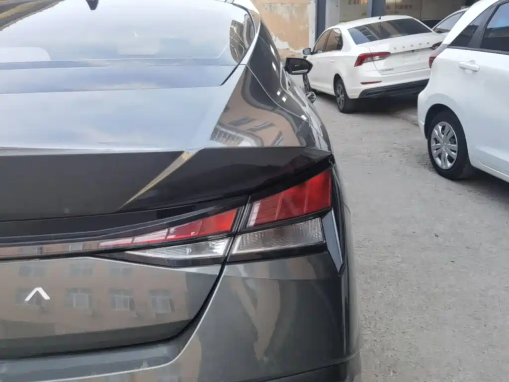 Hyundai Elantra — миниатюра 8