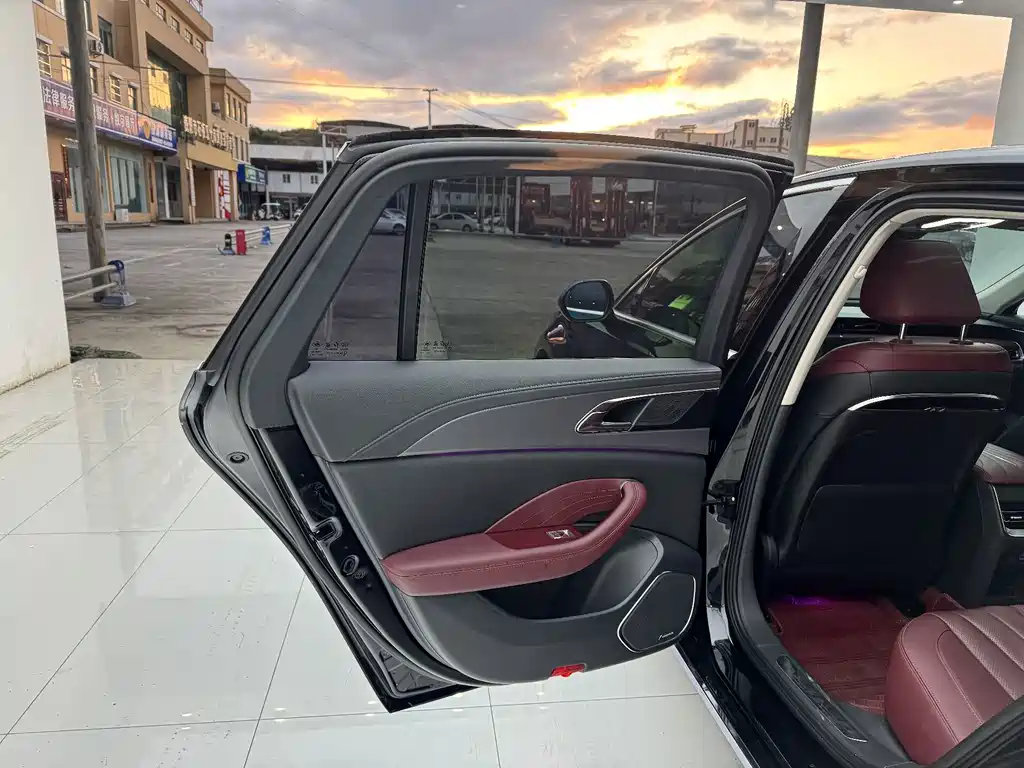 Hongqi Hongqi H5 — миниатюра 15