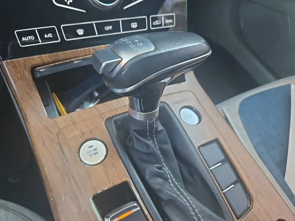 Hongqi Hongqi H5 — миниатюра 10