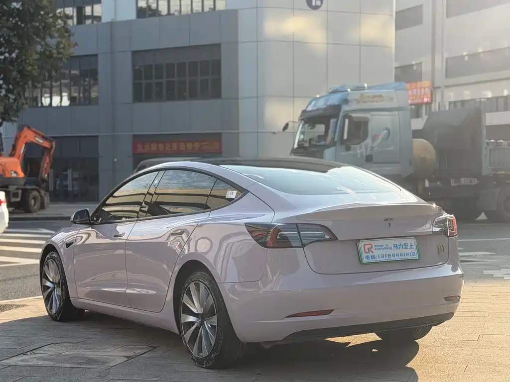 Tesla Model 3 — миниатюра 6